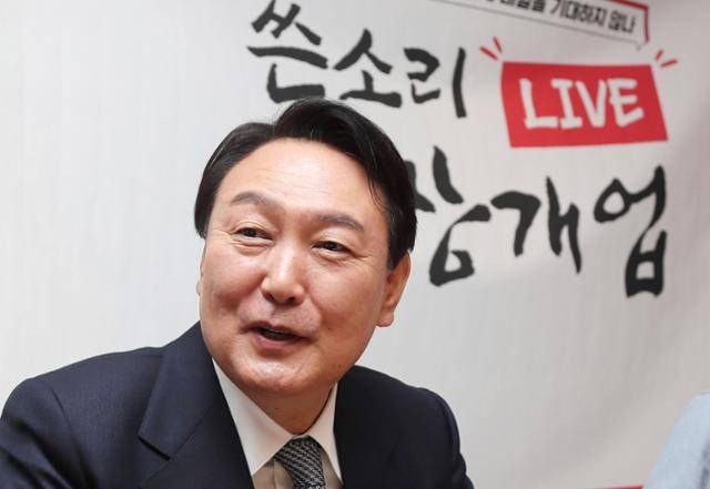 윤석열 국민의힘 대선후보가 14일 서울 여의도 한 카페에서 열린 후보 직속 '내일이 기대되는 대한민국 위원회' 토크쇼에 깜짝 참석해 윤희숙 위원장 등 참석자들과 대화하고 있다. 연합뉴스