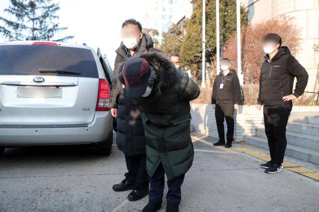 아동 성폭행 혐의로 징역 12년을 복역 후 출소한 조두순이 지난해 12월 경기도 안산준법지원센터에서 행정절차를 마치고 고개 숙여 인사하고 있다. 뉴스1