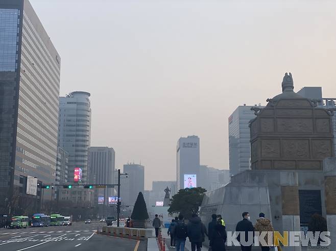 서울 광화문에서 본 하늘. 미세먼지로 하늘이 뿌옇다. 송금종 기자&nbsp;