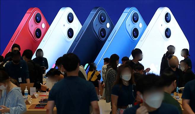 애플 신형 스마트폰인 아이폰13 시리즈 판매가 시작된 8일 오후 서울 강남구 가로수길 애플스토어에서 시민들이 제품을 살펴보고 있다. [사진 출처 = 연합뉴스]