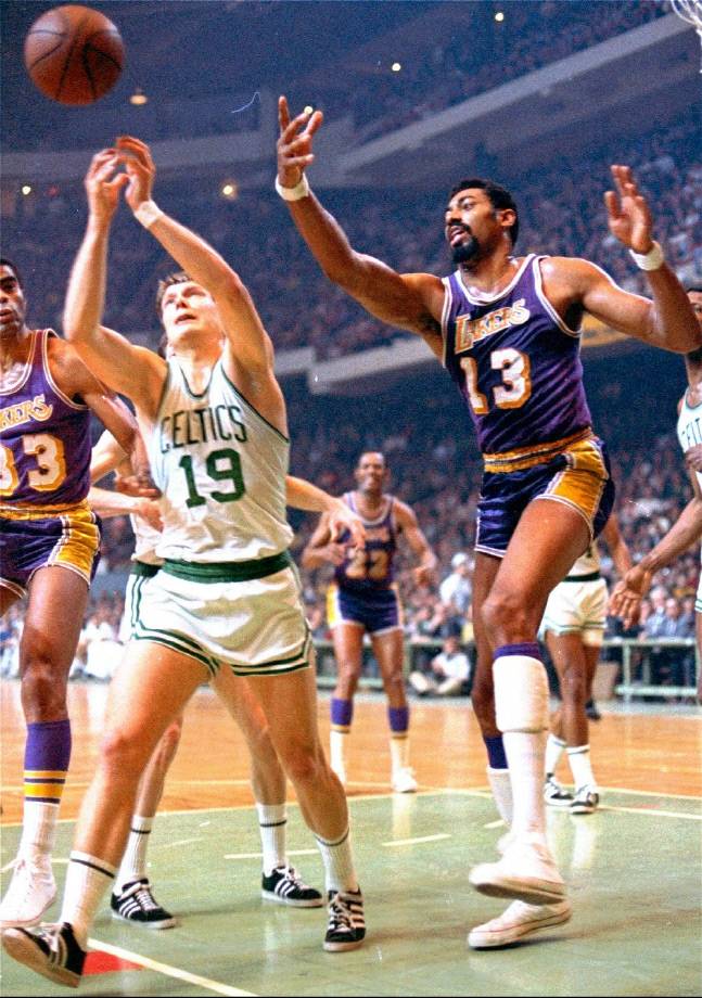 1970년 LA 레이커스 윌트 챔벌레인(오른쪽)이 보스턴 셀틱스전에서 리바운드 다툼을 하고 있다. AP연합뉴스