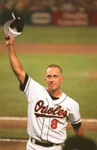 볼티모어 오리올스 유격수 칼 립켄 주니어가 기록 경신 후 팬들의 환호에 답례하는 모습. AP연합뉴스