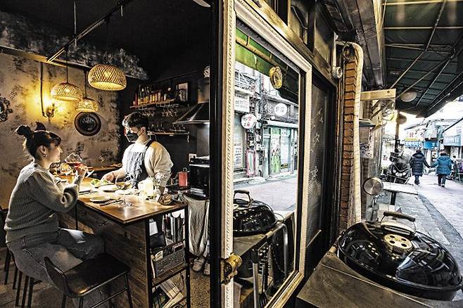 서울 금호동 금남시장에 있는 ‘ 아로마’. 유럽 스타일 바와 시장 골목 풍경이 묘하게 어우러진다. /이신영 영상미디어 기자