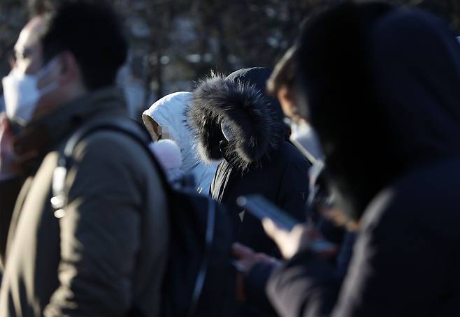 전국적으로 기온이 떨어진 17일 오전 서울 여의도공원 선별진료소 앞에서 시민들이 신종 코로나바이러스 감염증(코로나19) 검사받기 위해 기다리고 있다. /연합뉴스