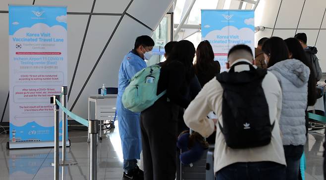 <YONHAP PHOTO-3637> 붐비는 공항 검사센터     (영종도=연합뉴스) 한상균 기자 = 1일 인천공항 코로나19 검사센터 모습. 이날 0시 기준 국내 신규 확진자는 5천123명으로 집계됐다. 5천명을 넘긴 것은 처음이다. 2021.12.1     xyz@yna.co.kr/2021-12-01 13:20:04/ <저작권자 ⓒ 1980-2021 ㈜연합뉴스. 무단 전재 재배포 금지.>