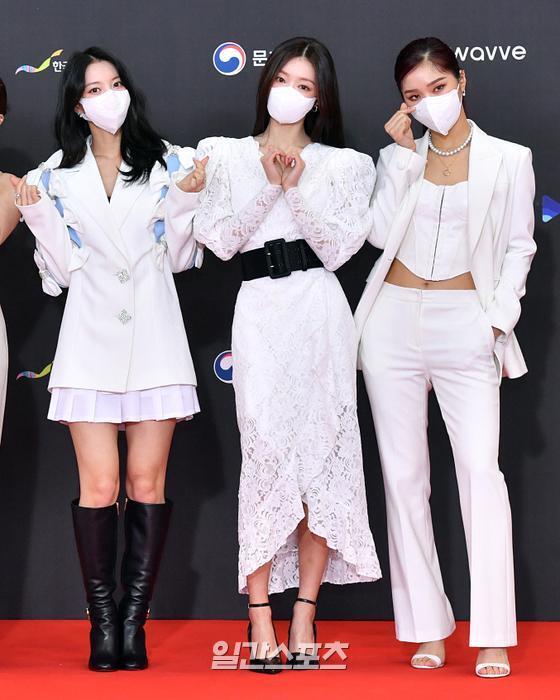 The group OH MY GIRL attended the 2021 KBS KPop Festival red carpet event held privately at KBS in Yeouido-dong, Yeongdeungpo-gu, Seoul on the afternoon of the 17th.