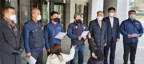 현대중공업 노조 측이 16일 대법원 앞에서 통상임금 판결에 환영하는 기자회견을 하고 있다. 대법은 이날 노조 승소 취지로 판결했다. 연합뉴스