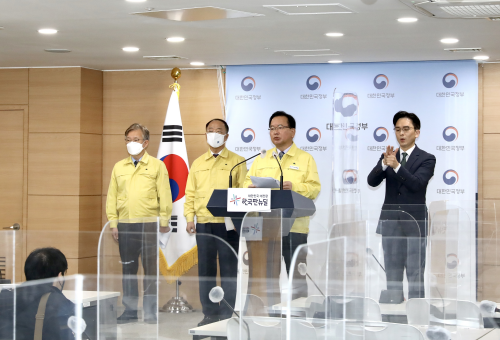 김부겸 국무총리(오른쪽 두 번째)가 17일 세종로 정부서울청사에서 방역강화 조치 시행에 따른 소상공인·자영업자 지원방안 관련 정부 합동 브리핑을 하는 모습 / 사진 = 국무조정실·국무총리비서실