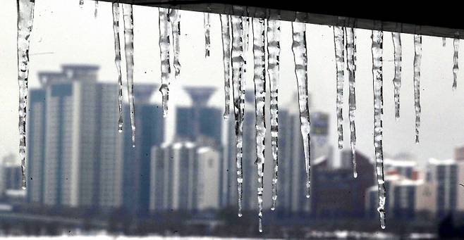 서울 한강 잠실 선착장에 달리 고드름 뒤로 보이는 아파트들이 꽁꽁 언 부동산 시장을 보여주는듯 하다. [매경DB]