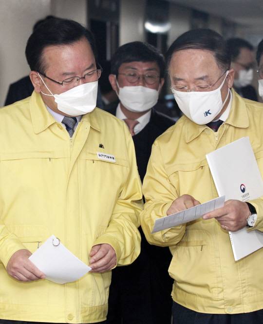 김부겸(왼쪽) 국무총리와 홍남기 부총리 겸 기획재정부 장관이 17일 오전 서울 종로구 정부서울청사에서 소상공인·자영업자 지원 방안 발표를 위해 브리핑실로 향하며 대화를 나누고 있다. 김호웅 기자