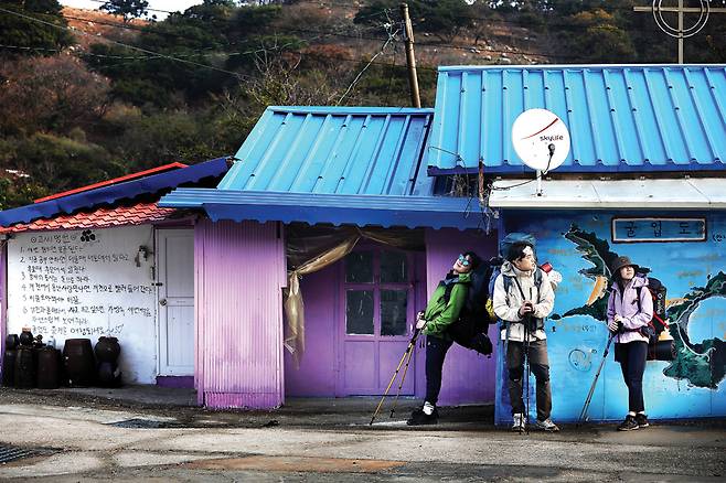기념사진 명소인 고씨네민박 벽화. 왼쪽부터 최용진, 김성혁, 김민선씨.