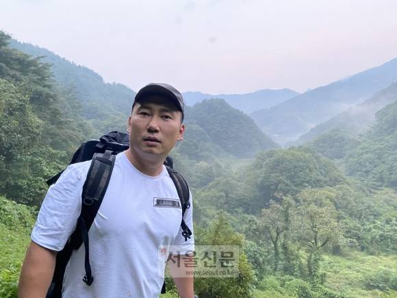 ‘나는 자연인이다’ 진행자 이승윤씨가 산속에서 포즈를 취하고 있는 모습(사진제공=이승윤)