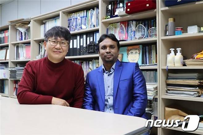 왼쪽부터 박재영 광운대 교수와 살라우딘 박사후과정생. (광운대 제공)/뉴스1