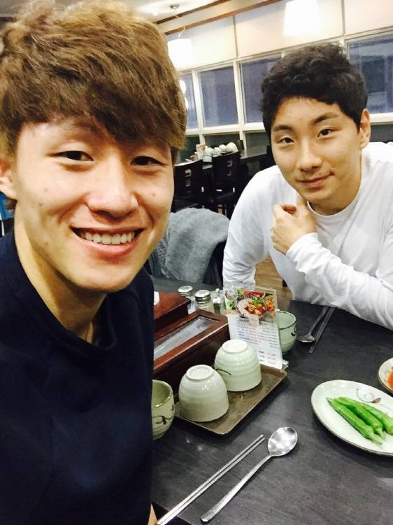 11학번 동기인 이재성(왼쪽)과 친분을 유지하고 있는 김영민 중앙고 코치