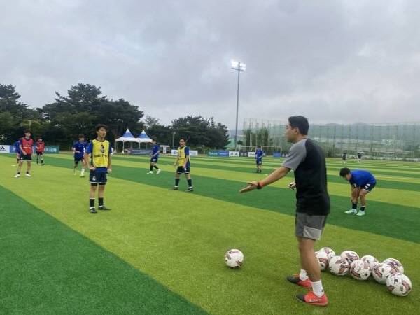 김영민 코치의 코칭 모습