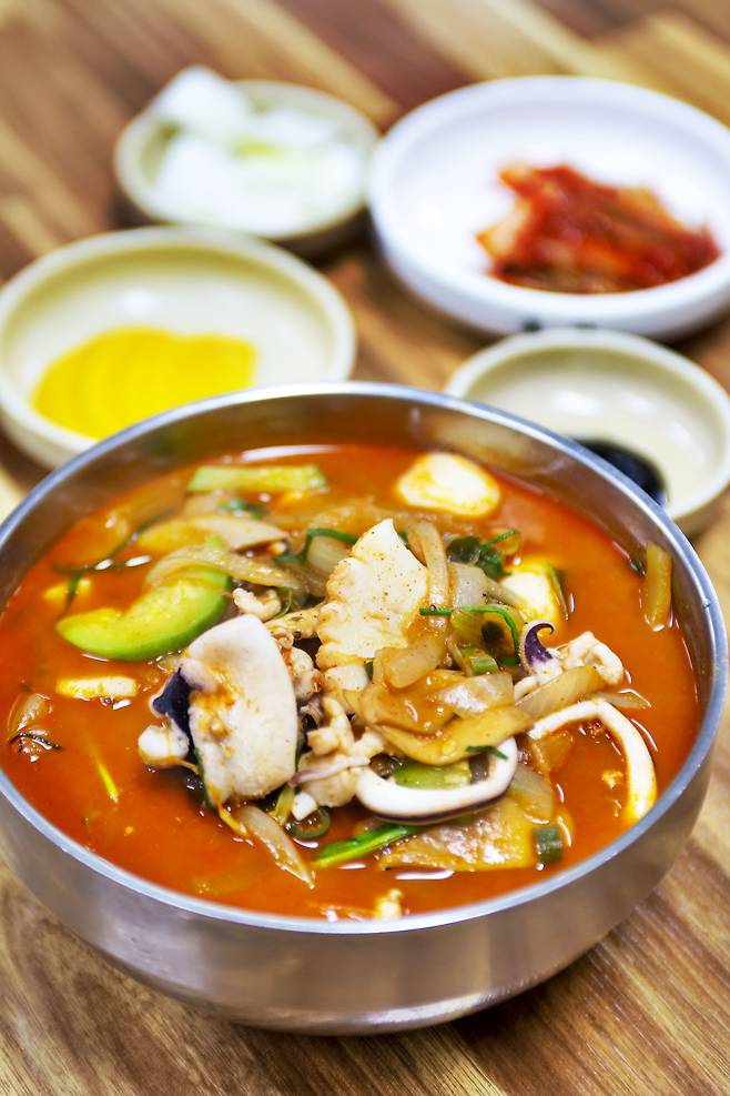 군산 선유도 비응항 부근의 '비응반점'은 비응항을 찾는 낚시 동호인들 사이에서 짬뽕 맛집으로 통한다. 싱싱한 해산물을 푸짐하게 올린 짬뽕은 국물이 자극적이지 않다. / 한준호 영상미디어 기자