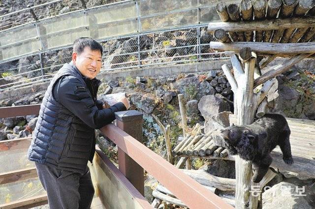 경남 하동군에 사는 정봉선 씨는 자연 적응에 실패한 반달곰 두 마리를 마을로 들여와 사람들이 반달곰의 일상을 볼 수 있는 공간을 만들었다. 하동=전영한 기자 scoopjyh@donga.com
