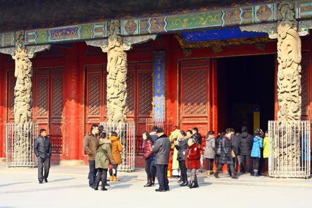 공묘 대성전 기둥의 이룡희주. Ⓒ최종명