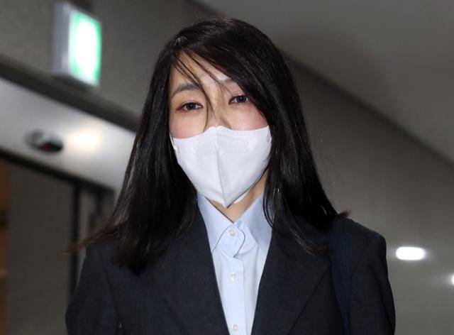 국민의힘 윤석열 대선 후보의 배우자 김건희씨가 15일 서울 서초구 자택에서 나와 자신의 사무실로 향하고 있다. 연합뉴스