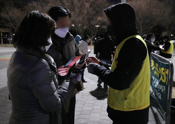 17일 '어게인! 테스형' 공연장을 찾은 관객들이 안심콜 확인을 기다리는 모습. 이날 공연장 입장을 위해서는 안심콜, 백신패스 혹은 PCR 음성증명서, 티켓과 신분증 등 여러 가지를 확인하기 위해 펜스를 두 겹 치고 차례로 관객들을 안내했다. 뉴스1