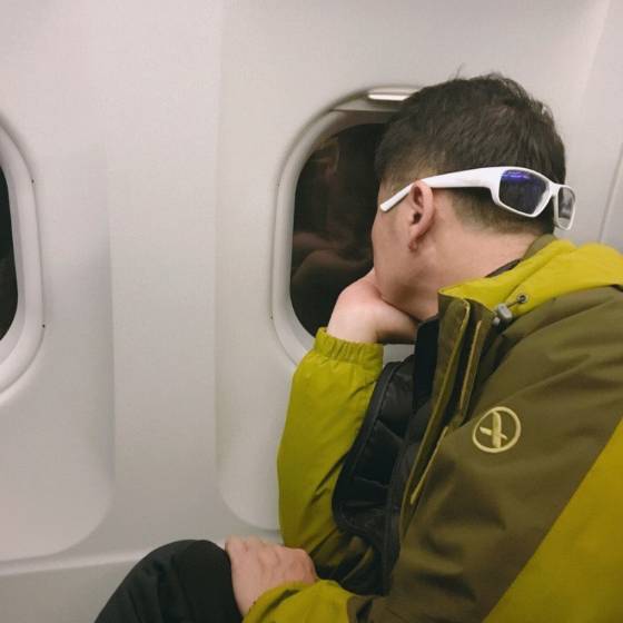 서울 병원에서 치료 받고 돌아오던 비행기에서, 아빠가 바깥을 바라보던 모습. 5분 진료를 위해 몇 시간을 달려가며 아빠 마음이 얼마나 조마조마했을까, 지나고 나니 미안한 마음이 많이 들었단다./사진=독자님 제공