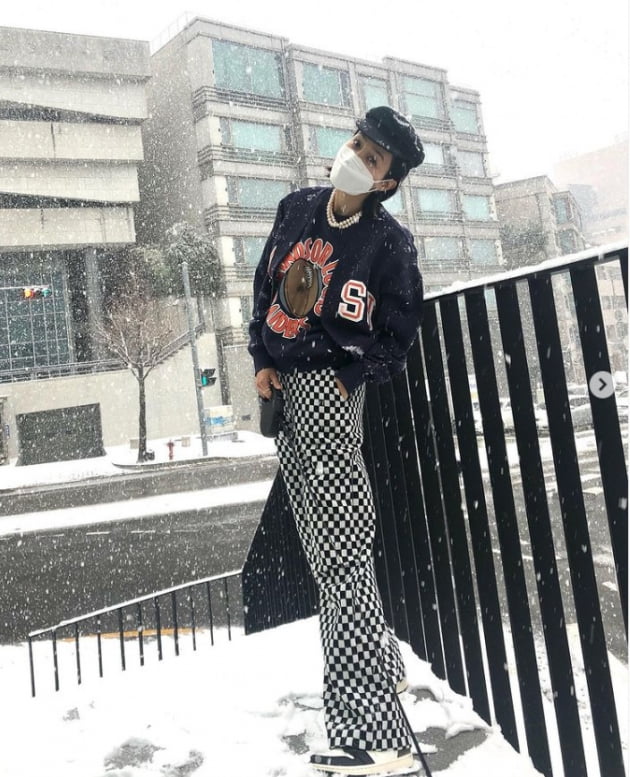 Actor Chae Jung-an told the daily routine.Chae Jung-an posted two photos on his 18th day with an article entitled Lie ~ ~ ~ ~ on his instagram.Chae Jung-an in the public photo is a snowy weekend afternoon out.Meanwhile, Chae Jung-an appeared in the JTBC drama Monthly House, which last August, and is currently filming the original drama The King of the Pig, a webtoon one.Photo: Chae Jung-an SNS