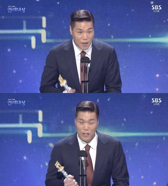 Seoul) = 2021 SBS Entertainment Grand Prize added fun to the awards ceremony with the witty award testimony and artistic sense of the stars.In the 2021 SBS Entertainment Grand Prize broadcast on the 18th, Ugly Our Little team was honored.In addition, The Girls Who Beat swept the trophy in the main categories, and this years entertainment awards were first enacted this year and distributed evenly to the main entertainers who have been active in each program.Among them, I gathered the words that became a hot topic at the awards ceremony.Shin Dong-yup was the last to take the microphone and express his feelings when the Ugly Our Little team won the grand prize.He said, I would have been curious to see the audience who watched the TV so far, but I am sorry. I will give you one baby. You must have had such a heart, but it would have been difficult for the production team to give one person.Shin Dong-yup said, In fact, it is not strange if anyone receives one of the performers, and the production team seems to have given it a hard prize. Other performers, mothers and now I can not be together, I said.He added, Please enjoy our hateful baby until the end.On the day, Ji Suk-jin won the honorary Temple Award.He received this award of an unfamiliar name and said, I have been to a lot of awards, but I think it is the first time I have won the honorary Temple Award. After luck, he said, I wonder if it is the four major insurance policies.Ji Suk-jin said, It will be the 30th anniversary next year. I have a stable job on my 30th anniversary and it seems to be very good. I received the honorary Temple award that Kyung-gyu did not receive.If the members of Running Man have something to say to the boss and the general manager, I will meet with Direct and solve everything.Lee Seung-gi won the award for the producer of the producers.He thanked the PDs who gave him the prize and said, It was a time when I was very tired, tired and worried personally this year.I would like to thank you again for the precious Friend who always supported me and cheered me around me, and I was able to stand up and work hard this year, he said with a meaningful testimony referring to Friend.Lee Seung-gi said, I had a complex, he said. I was a good person, but I had a lot of desire to go to the top spot as a singer, actor, and entertainer. I was a big fan of myself.I said it like a mouthpiece in my 20s, but I admired the geniuses who were born, he said. I wanted to follow the path of Lee Kyung-kyu Kang Ho-dong Yoo Jae-seok Shin Dong-yup, but this years troubles have ended a little.It was a year when I felt that my speciality would arise if I was doing well properly, he said. I am grateful that this award gave me the power to love me a little more, I will walk without shaking.Yang Se-chan was tearful after winning the Grand Prize in Variety.I want to say that the award-winning brother congratulates my brother, he said. My mother always does not know that I am compared to my brother, but I give a lot of love to me while noticing that I do not know, but I want to say that I am so grateful and loving that my mother will be watching.Gim Gu-ra took the stage as the winner of the Best Program Award with Song Ji-hyo on the day.Song Ji-hyo told Gim Gu-ra, It became a Wannabe for late dads. There are some people who are late in the Running Man members.Then Ji Suk-jin is four years older than me, and my sister-in-law is younger, said Gim Gu-ra. Ji Suk-jin is rumored to be a great energy maker among comedians.Gim Gu-ra also added, The child will be good because he is big, but here are a lot of pretty cakes, but take the atmosphere.Since then, Gim Gu-ra has praised Song Ji-hyo, saying, I am sorry to talk to you only. My hair style has become a hot topic, but I seem to fit well personally.This is a recent reference to the controversy that some fans of Song Ji-hyo have complained about Song Ji-hyos styling, and Gim Gu-ras comments have also focused attention.Seo Jang-hoon took the stage to receive the Years Entertainment Award.He said, I do not know if I can get it together because many of you are good. I have been doing Ugly Our Little for six years, and I have been recording Dongsangmong for five years.I really appreciate SBS for making a good program for a long time, he said, I do not know if you are watching.Seo Jang-hoon said, I hope my mother will be fully recovered soon, I am really praying. Thank you.Lee Kyung-kyu received the award of the years entertainment award and said, It seems that the person who deserves it receives it. It is actually a sense of object, but I started to eat too late.I am already in the contract before starting this award program, I will receive an award at the end of the year.Lee Kyung-kyu said, It was not good that I gave such a great honor this year, but I have been doing SBS all the time. I went to the deacons house and Dolsing Forman to receive the prize.He also mentioned that he recently married his daughter Lee Ye-rim, saying, I am a craftsman. Lee Ye-rim marriages with soccer player Kim Young-chan in early December.Lee Kyung-kyu said, I am such a person! I will visit you next year.Jang Doyeon won the Next Level Award on the day; for a unique name, Jang Doyeon said, Excuse me, but is it an award that is introduced for the Next Level Award?And then he said, Thank you, Espa. After that, he promised, I would be a broadcaster who would be grateful for your choice and will not be worth the fee. Kim Tae-kyun took to the stage to present the La EXO D.O. DJ award with Park So-hyun on the day.First of all, I want to express my heart to SBS, he said. It is personally true that I put the face of the biggest DJ and the smallest DJ.Kim Tae-kyun also said, Lets face it once, he said, Please take a two-shot.3MC Lee Seung-gi Jang Doyeon Han Hye-jin responded I ignored perspective and Kim Tae-kyuns forehead is Park So-hyuns face and laughed.Kim Tae-kyun said, Park So-hyun is really small, and it seems to be getting smaller and smaller. More amazing is my sister who is one year older than me, sister why is it so small.Park So-hyun responded, I am the same, but the face growth plate seems to be open.