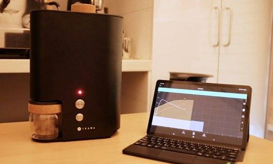 이카와로 로스팅하고 있는 모습. 로스팅과 관련된 수치와 그래프 데이터를 실시간으로 어플로 보여준다. 이를 통해 생두의 변화를 관찰할 수 있고 이 데이터는 저장하는 것은 물론, 다른 사용자들과 공유할 수 있다. [사진 윤석준]