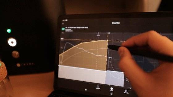 로스팅 프로파일 데이터를 수정하고 있다. 수정한 데이터로 로스팅을 진행할 수 있다. [사진 윤석준]
