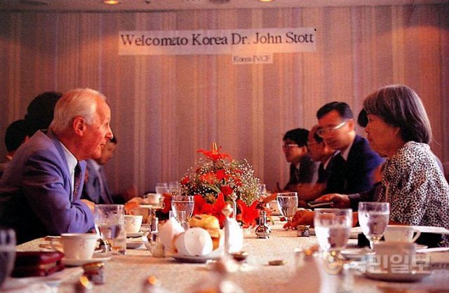 1999년 한국을 방문했을 때 존 스토트 목사(왼쪽)