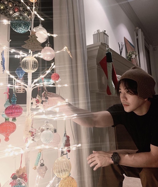 Actor Kwon Sang-woo (45) and wife Son Tae-young (41) are having a warm year-end.Son Tae-young posted two photos on his instagram with  emoticons on the 19th.In the uploaded photo, Kwon Sang-woo, who touches the Christmas tree owner, was shown.He gave a lovely atmosphere with a thin knit hat and a charm of reversal with charismatic eyes.The glittering lights add to the year-end atmosphere with the shining trees and large socks hanging on them. In the following photos, Son Tae-young, who took a self-portrait in the background of the Christmas tree and lease, was also captured.He was a gentle face, and he was proud of his innocent beauty. Two people who had envied him with a happy family routine.Kwon Sang-woo and Son Tae-young married in 2008 and have one son and one daughter. Son Tae-young lives in New York City with his children.