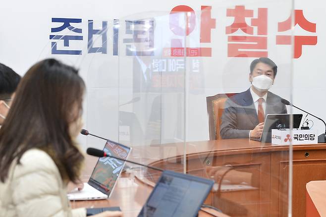 국민의당 안철수 대선 후보가 19일 서울 여의도 국회에서 ‘대선시국에 대한 긴급제안’ 기자회견을 하고 있다. 뉴시스