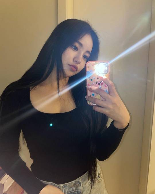 Group Brave Girls Yu-Jeong told the recent beauty of shining beauty.Yu-Jeong posted several mirror selfies on her Instagram account on Wednesday.Yu-Jeong in the public photo is comfortable wearing black knit and jeans.She was innocent without a colorful makeup and boasted a fairy-like beauty.Meanwhile, Brave Girls won the popular award in the singer category at the 2021 Asian Model Awards.