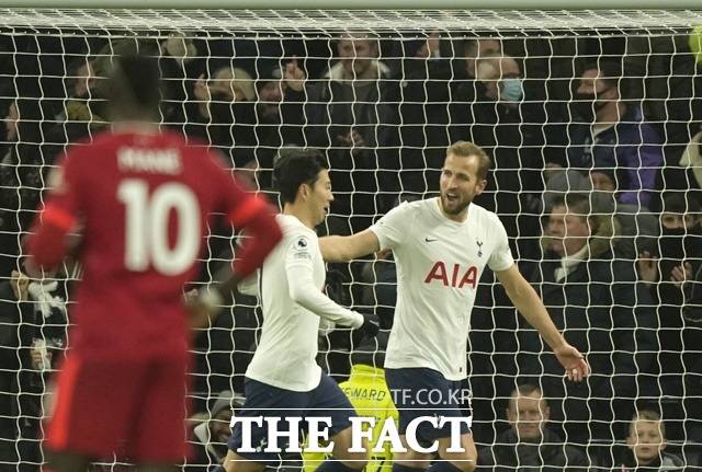 토트넘 통산 300경기에서 115호골을 터뜨린 뒤 해리 케인(오른쪽)의 축하를 받는 손흥민(가운데)./런던=AP.뉴시스