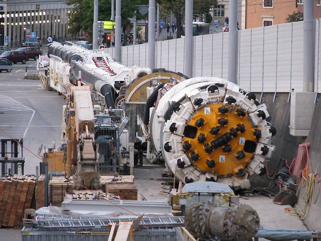 스위스 취리히 올리콘 기차역에 세워진 거대한 터널 굴착기(TBM)의 모습. (출처: 위키미디어)