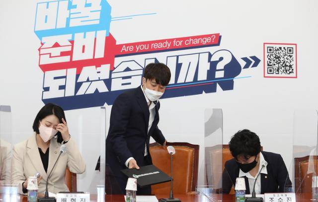 이준석(가운데) 국민의힘 대표와 배현진(왼쪽), 조수진 최고위원이 9월 6일 오전 국회에서 열린 최고위원회의에 참석하고 있다. 국회사진기자단