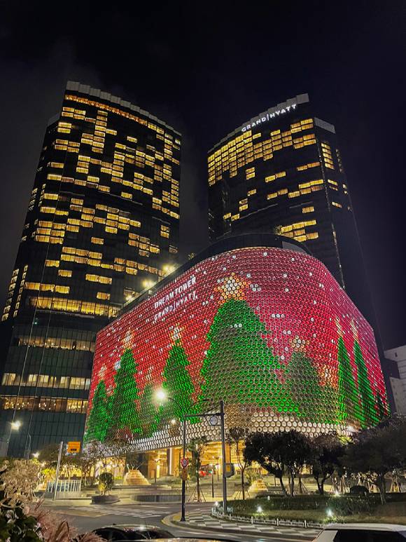 제주 드림타워 복합리조트에 설치된 가로 241m, 세로 42m 규모의 미디어 파사드에서 크리스마스 테마 미디어 아트가 펼쳐지고 있다. [사진=롯데관광개발]