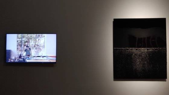 국립중앙박물관 '칠, 아시아를 칠하다' 전 막바지 현대 작가들의 옻칠 작품을 전시한 공간에는 허명욱 작가의 '무제'와 함께 1년간의 작업을 기록한 영상이 함께 걸렸다. 김정연 기자