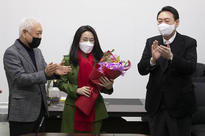 윤석열 국민의힘 대선 후보(오른쪽부터), 새시대준비위원회 수석부위원장으로 영입된 신지예 한국여성정치 네트워크 대표, 김한길 새시대준비위원회 위원장이 20일 서울 여의도 새시대준비위원회 사무실에서 열린 영입인사 환영식에서 기념촬영을 하고 있다. [헤럴드경제=이상섭 기자]