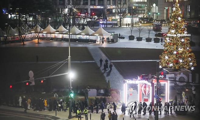 금요일 퇴근길 붐비는 선별진료소 (서울=연합뉴스) 박세진 기자 = 전국적으로 기온이 떨어진 17일 오후 서울시청 앞 서울광장 선별진료소에서 퇴근길 시민들이 검사를 위해 대기해 있다. 오후 6시 기준으로 전국에서 4천700명에 육박하는 확진자가 발생했다.
    지난 15일 이후 이틀 만에 오후 6시 중간집계 기준으로 역대 최다치를 경신했다.2021.12.17 psjpsj@yna.co.kr