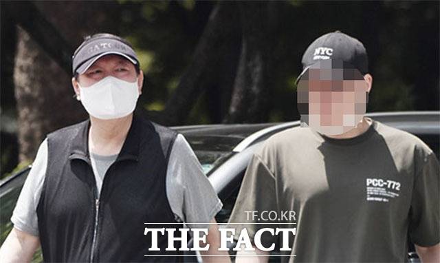 윤석열 전 검찰총장(왼쪽)과 '황 사장' 아들 황모 씨가 지난 6월 매헌 윤봉길 의사 기념관을 사전 답사하고 있다. /이덕인 기자