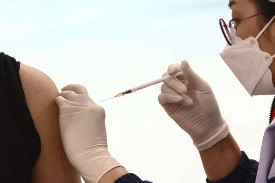 코로나19 백신 접종이 이뤄지고 있다.[AFP=연합뉴스]