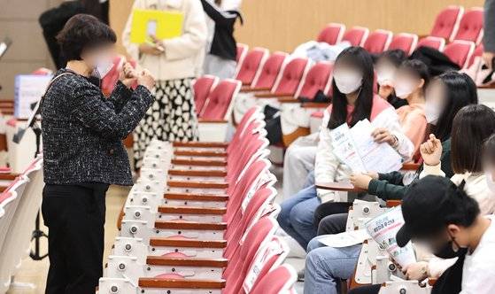 21일 오전 경기도의 한 학교에서 진행된 찾아가는 학교 단위 백신접종에서 접종을 마친 학생들이 보건소 관계자와 파이팅을 하고 있다. 공동취재단=연합뉴스