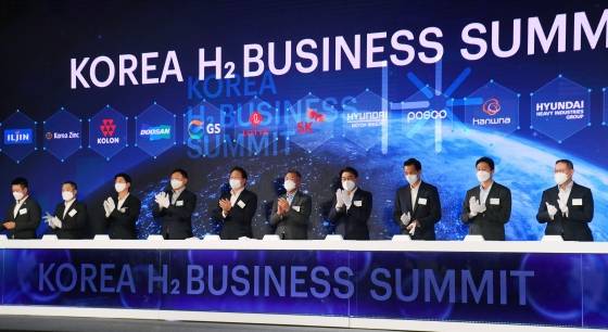 2021년 9월8일 경기 고양 킨텍스에서 '2021수소모빌리티+쇼' 개막에 앞서 열린 'H2 비즈니스 서밋'에 참석한 주요기업 총수들이 사진촬영을 하고 있다./사진=뉴스1
