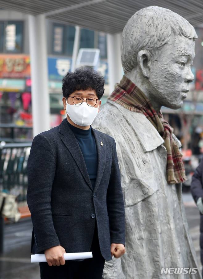 [서울=뉴시스] 추상철 기자 = 한상균 전 민주노총 위원장이 21일 오전 서울 종로구 전태일 다리에서 대통령 후보 출마 선언 기자회견을 준비하고 있다. 2021.12.21. scchoo@newsis.com