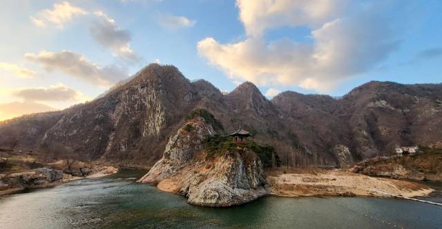 한천팔경 중 일경으로 꼽히는 월류정은 수백 년 전 풍경을 그대로 유지하고 있다. 사진은 월류봉 아래로 유유히 흐르는 초강천.
