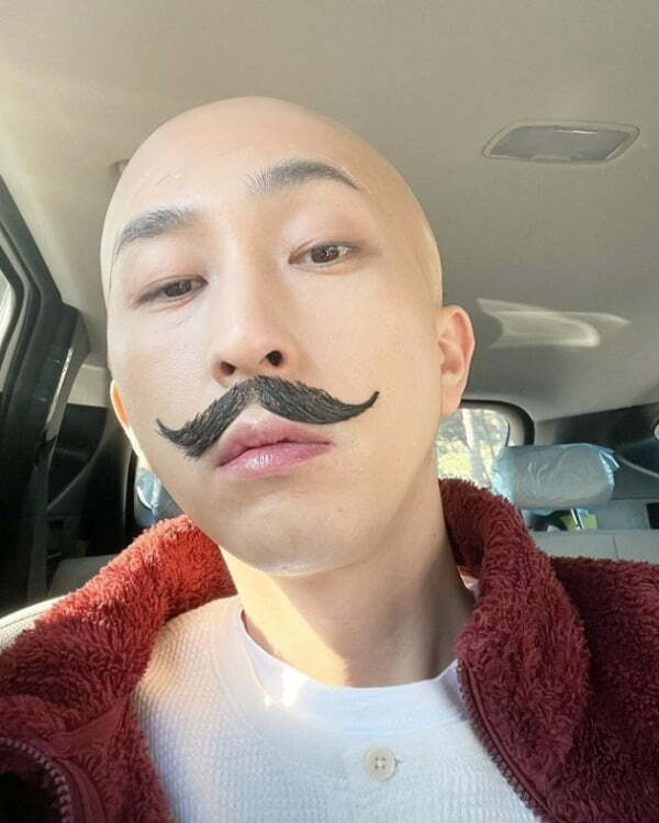 Singer Sleepy has just like that digested a shaved makeup.Sleepy posted a picture on his 22nd day with an article entitled What wonderful things will happen today in his instagram.In the photo, Sleepy is wearing a shaved makeup and taking a selfie, adding detail to her mustache as well as shaved hair.Shin Ji commented, Why do you fit well? As Shin Ji said, Sleepy pulls out his shaved makeup and draws attention.Meanwhile, Sleepy was scheduled to post a Wedding ceremony with her eight-year-old lover, who had been dating for four years in October.However, due to the spread of Corona 19, wedding ceremony was postponed to next year.