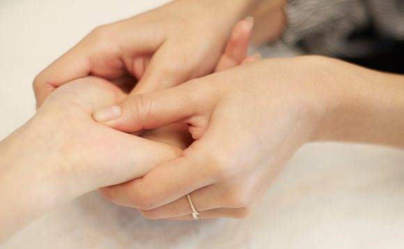 손 마사지 장면.[사진=아이클릭아트]