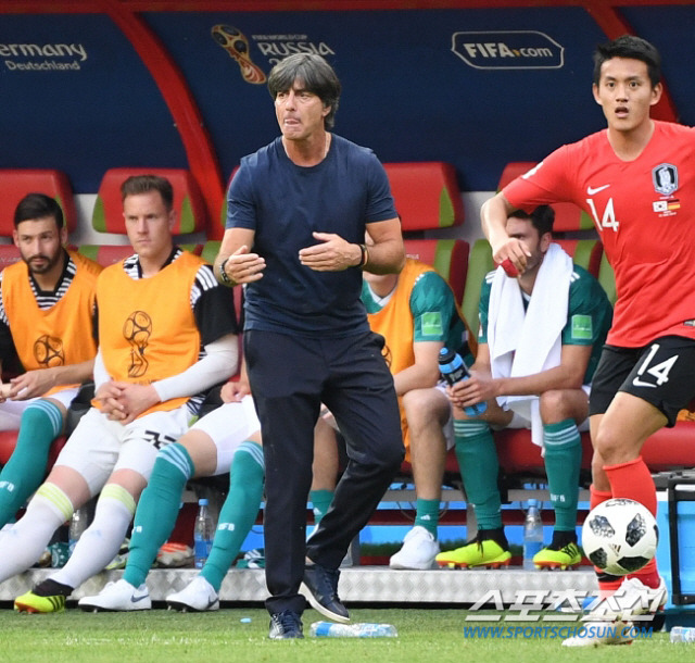 2018 러시아월드컵 한국과 독일의 조별예선 3차전이 27일 오후(한국시각) 러시아 카잔 아레나에서 열렸다. 한국이 2-0의 승리를 거뒀다. 뢰브 감독이 초조해하고 있다. 카잔(러시아)=정재근 기자 cjg@sportschosun.com/2018.06.27/