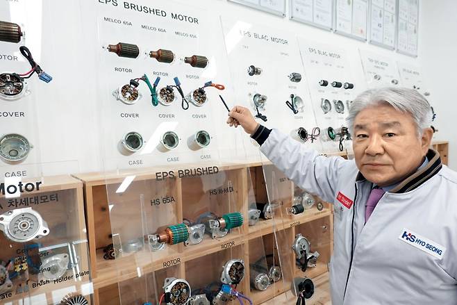 지난 13일 부산 기장군 효성전기 본사에서 정진근 회장이 자사가 생산하는 자동차 모터를 펜으로 가리켜 보이고 있다. 정 회장은 "글로벌 기업들과 경쟁하기 위해 경쟁사 제품을 끊임없이 연구하며 품질을 끌어올리고 있다"고 했다. /이기우 기자